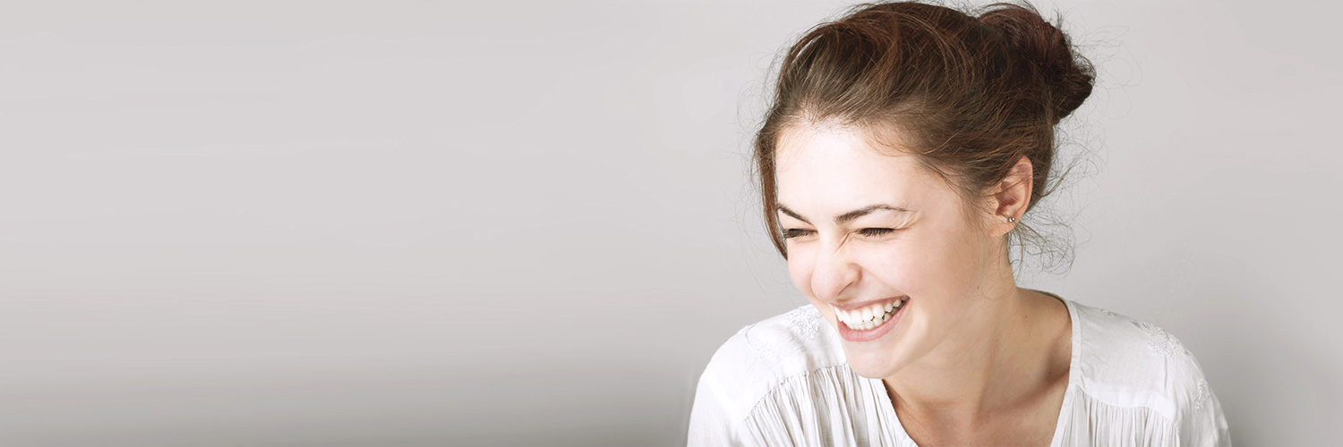 Junge, lachende Frau mit schönen Zähnen.