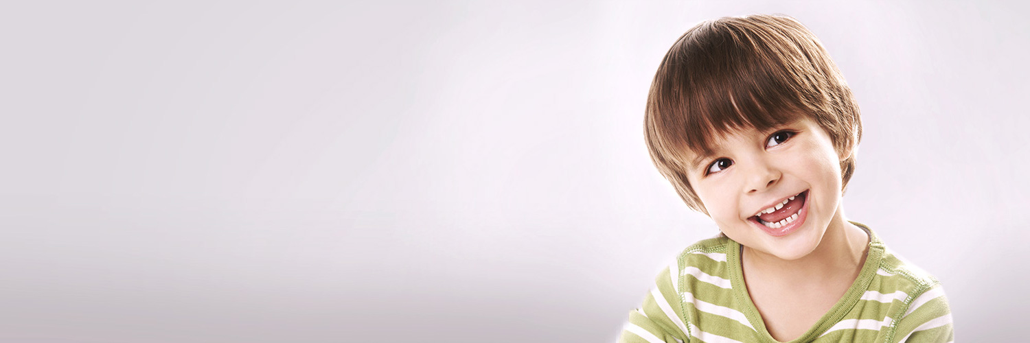 Kleines, lachendes Kind mit schönen Milchzähnen